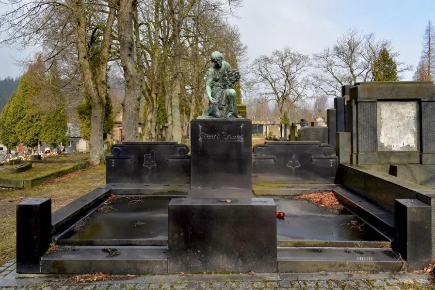 Jedna z historických hrobek na jabloneckém hřbitově.