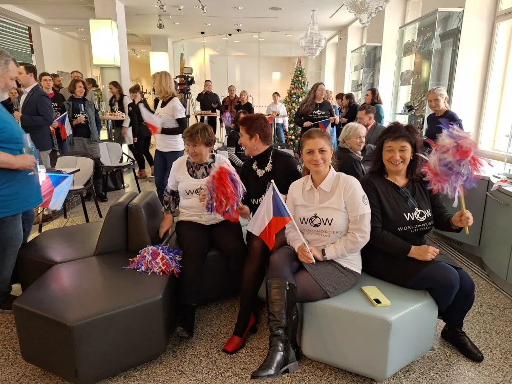 Čekání na výsledek zápisu do seznamu UNESCO v Muzeu skla a bižuterie v Jablonci nad Nisou.
