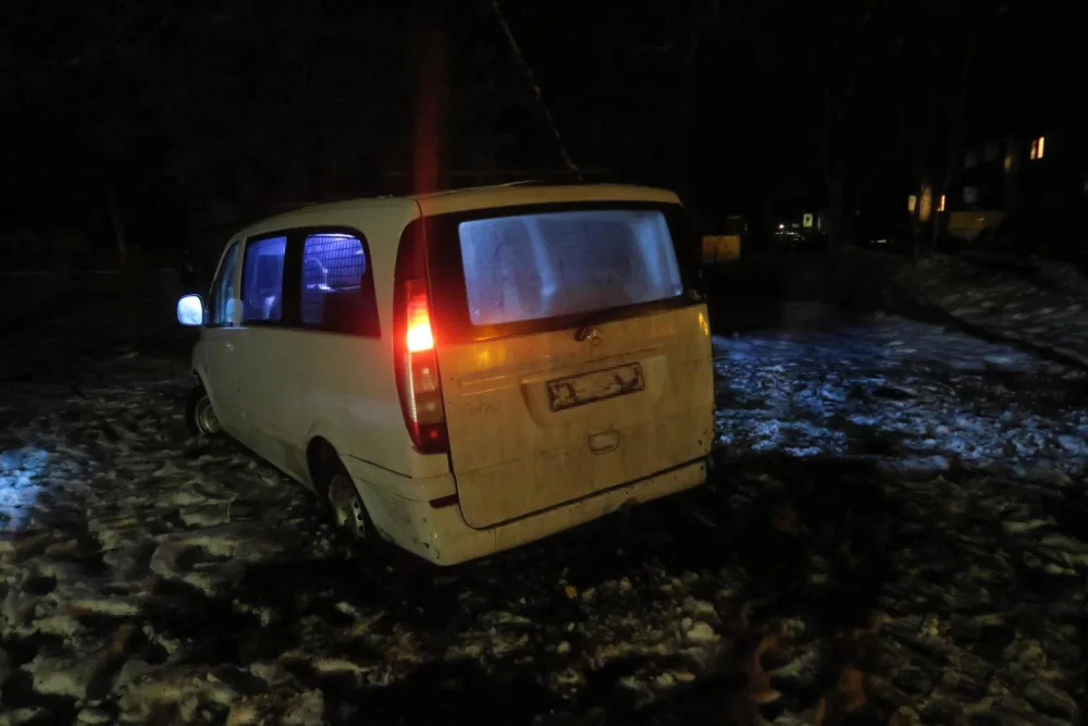 Řidič dodávky usnul za volantem. Vyjel ze silnice a havaroval