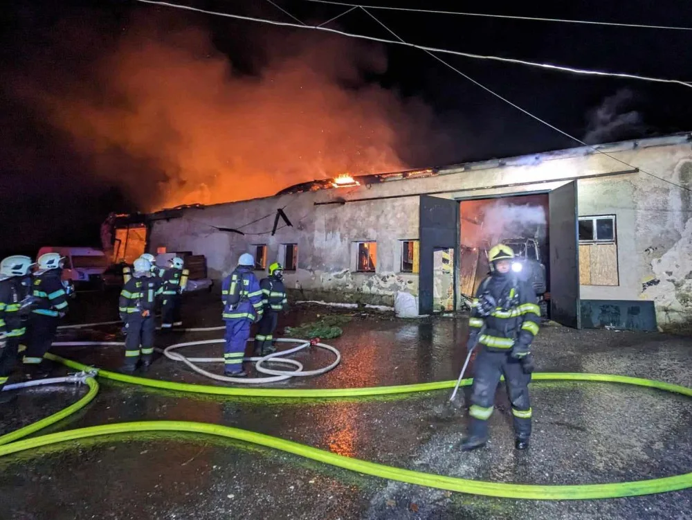 V Novém Městě hořela budova. Uvnitř hasiči našli lahev s propanbutanem