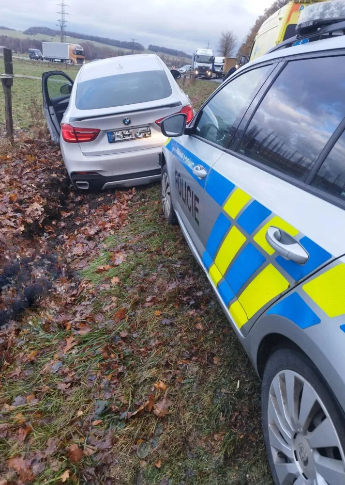 Cizinec pod vlivem drog se řítil směrem na Polsko s kradeným autem. Havaroval v Dětřichově