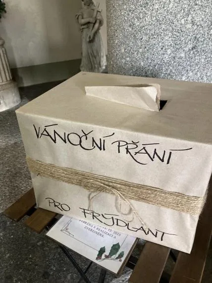 Vandal ve Frýdlantě poničil krabici vánočních přání, ta ukradl.