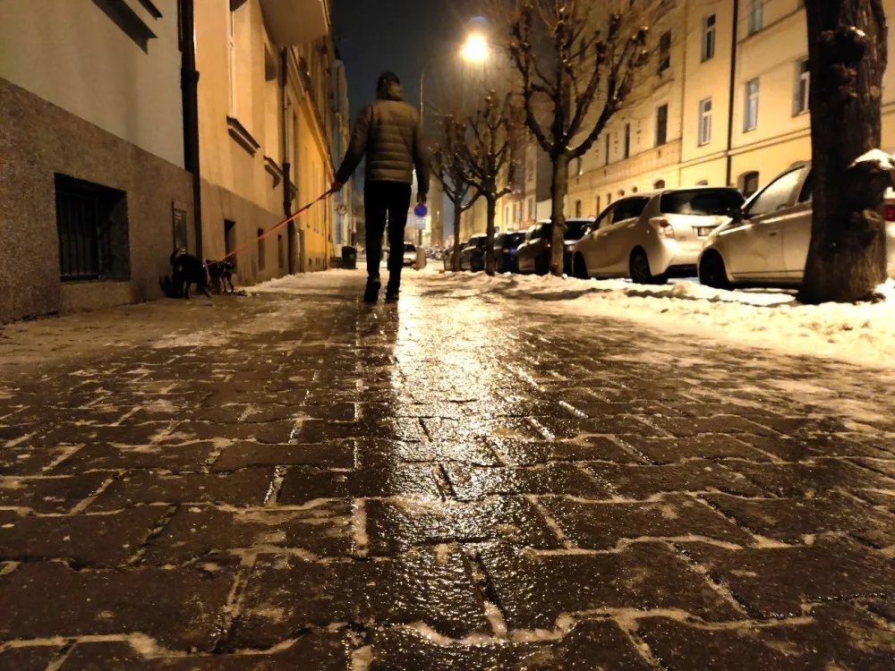 Bude to klouzat. V pátek ráno hrozí v Libereckém kraji náledí, senioři by raději měli zůstat doma