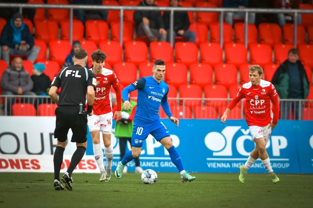 Série bez prohry je u konce. Slovan na závěr podzimu prohrál v Pardubicích 0:2