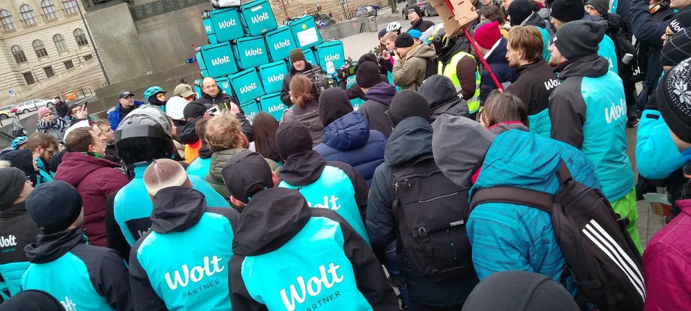 Konec švarcsystému mezi poslíčky? Kurýři Woltu nebo Rohlíku dostanou možnost stát se zaměstnanci