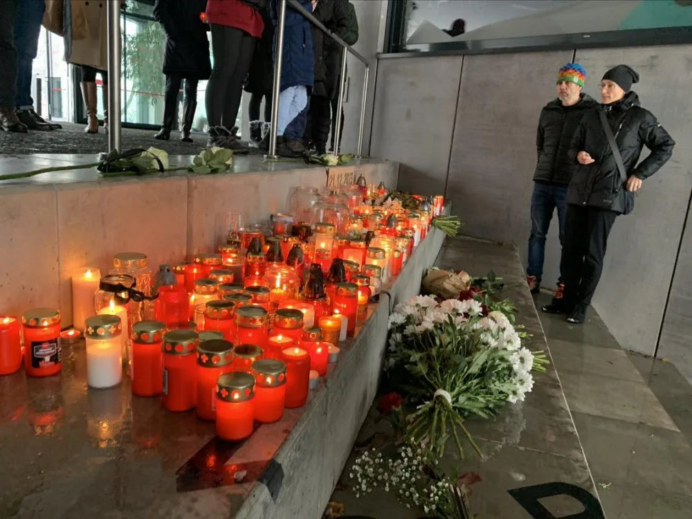Připomínka obětí střelby. Minuta ticha, lidé se sešli u univerzity