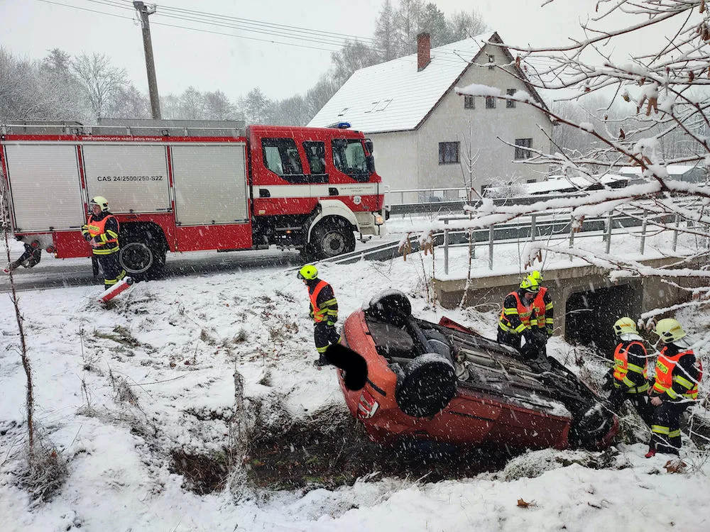 Auto skončilo na střeše v příkopu