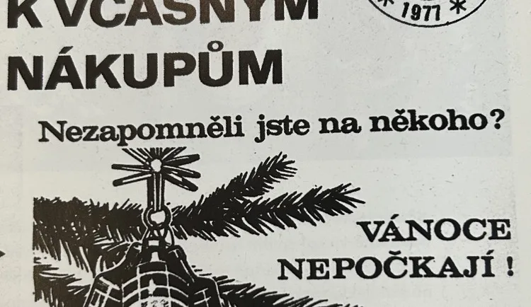 Balící papír z loňských Vánoc a dárky podpultovky. Jak vypadaly svátky v dobách minulých?