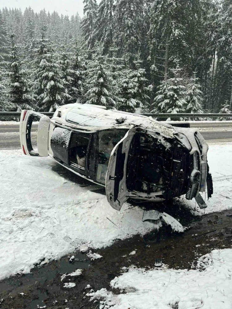 Pětičlenná rodina havarovala na zasněžené vozovce. Auto skončilo na boku
