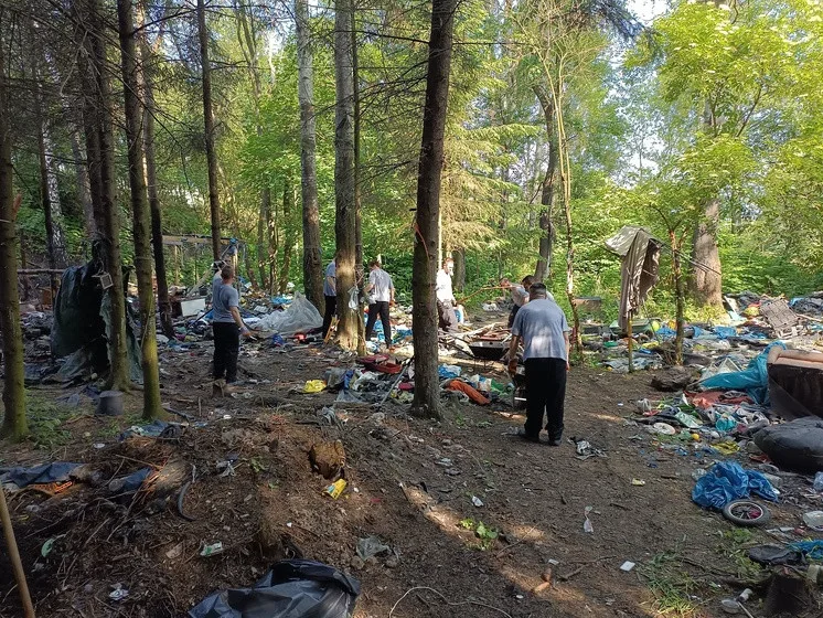Vězni pomáhají v Liberci roky. Loni se zapojili do obnovy hřiště nebo čištění potoka