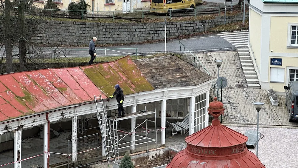 V Libverdě probíhá renovace lázeňské kolonády. Dosloužilou konstrukci nahradí nová