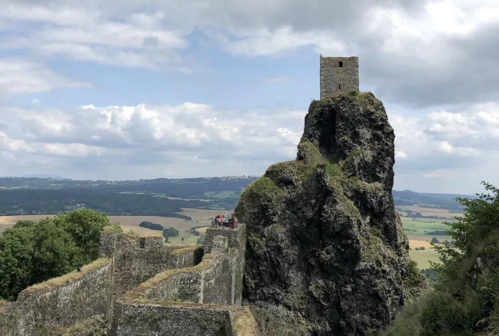 Zákaz dronů nad Troskami. Rušily hnízdící sokoly