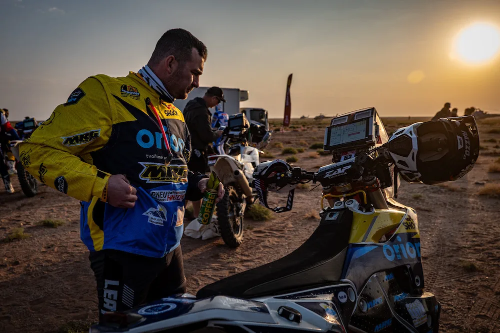 Jaroslav Romančík z Fojtky bojuje na Dakaru s tratí i vlastní motorkou
