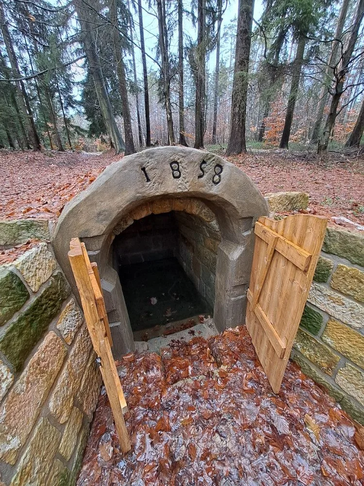Na začátku byla fotografie a vzpomínky německé rodačky. Hornovu studánku v Ralsku se podařilo obnovit