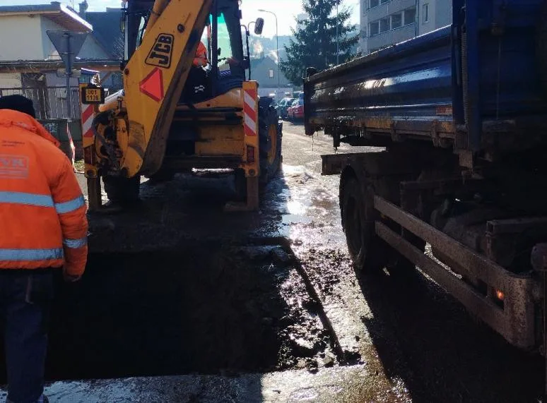 V Jablonci kvůli mrazům praská vodovodní potrubí. Ve městě se objevují čerstvé výkopy