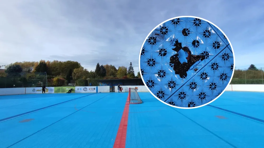 Zničený povrch hokejbalového hřiště, lidé na něm odpalovali rachejtle