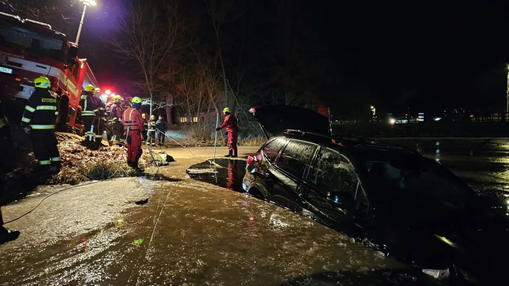 Auto zmizelo pod led rybníku. Hasiči ho z vody vytáhli na navijáku