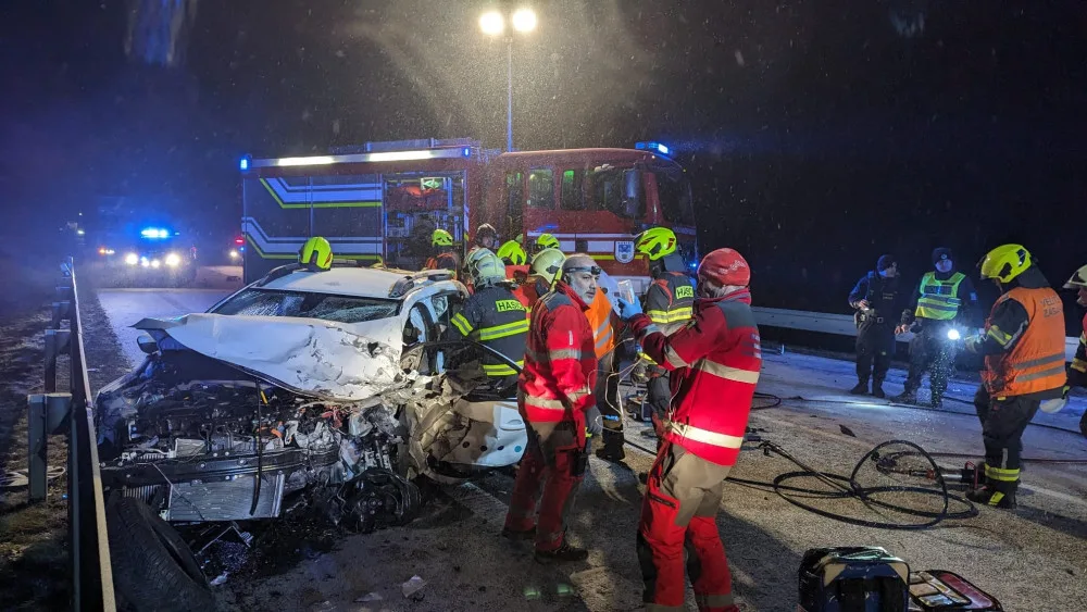 Srážka dvou aut u Hrádku. Jednoho z řidičů hasiči vyprošťovali