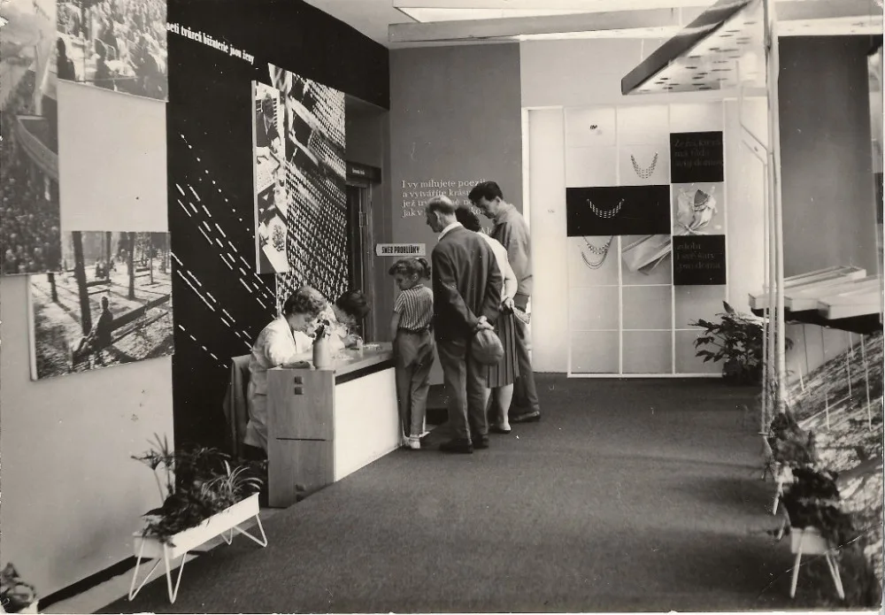Historický snímek expozice jabloneckého muzea.