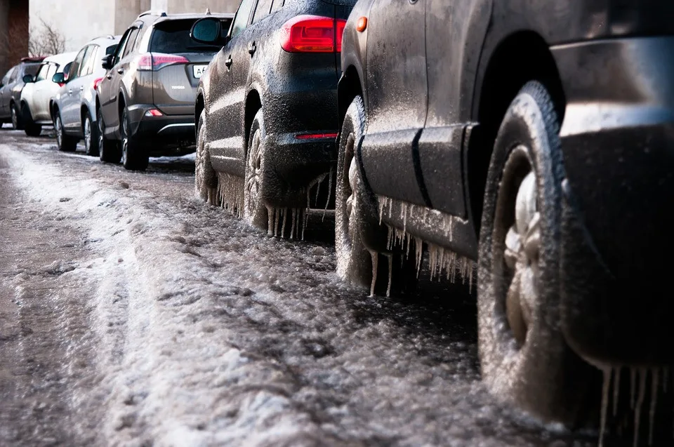 Hrozí silná ledovka, varují meteorologové. Opět má nasněžit