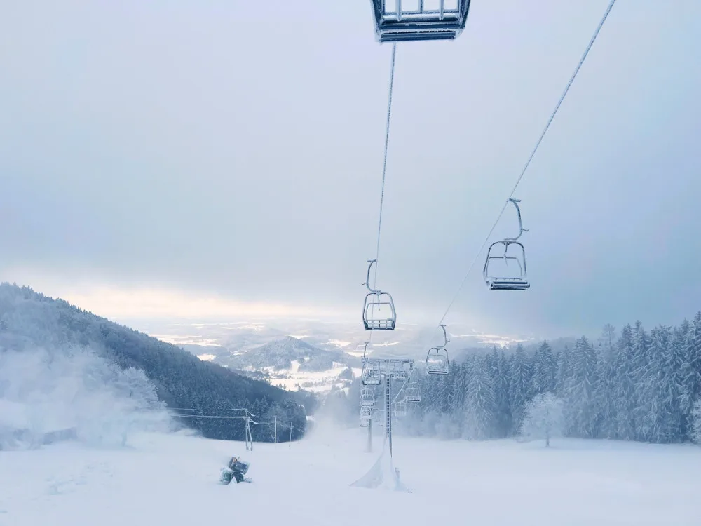 Na Ještědu se otevřou sjezdovky na Pláních. Skiareál láká na vynikající sněhové podmínky