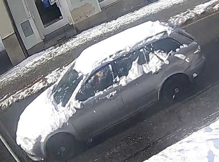 Řidič na přechodu srazil ženu a ujel. Zaznamenala ho kamera