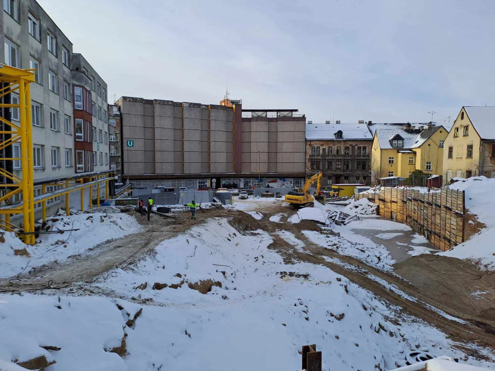 Vedle pavilonu D se hloubí jáma pro energocentrum a parkovací dům.