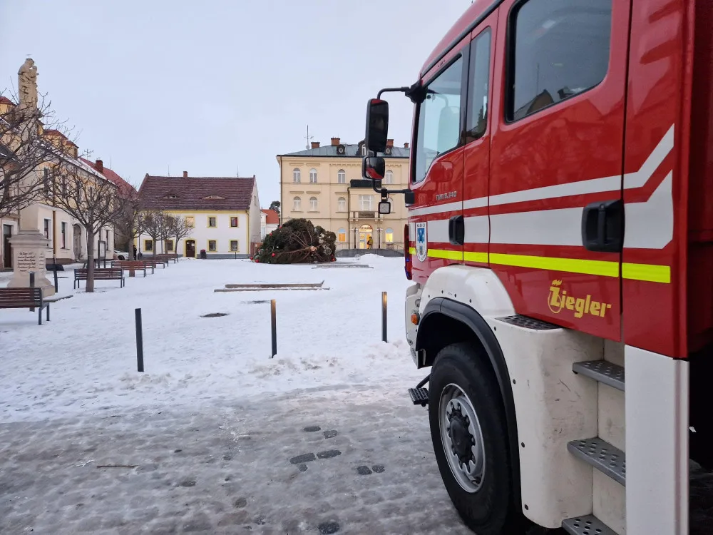 V hrádku spadl vánoční strom.