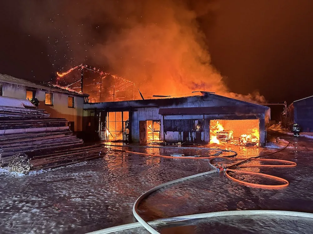 V Lučanech hořela pila. Čtyři lidé v péči záchranářů