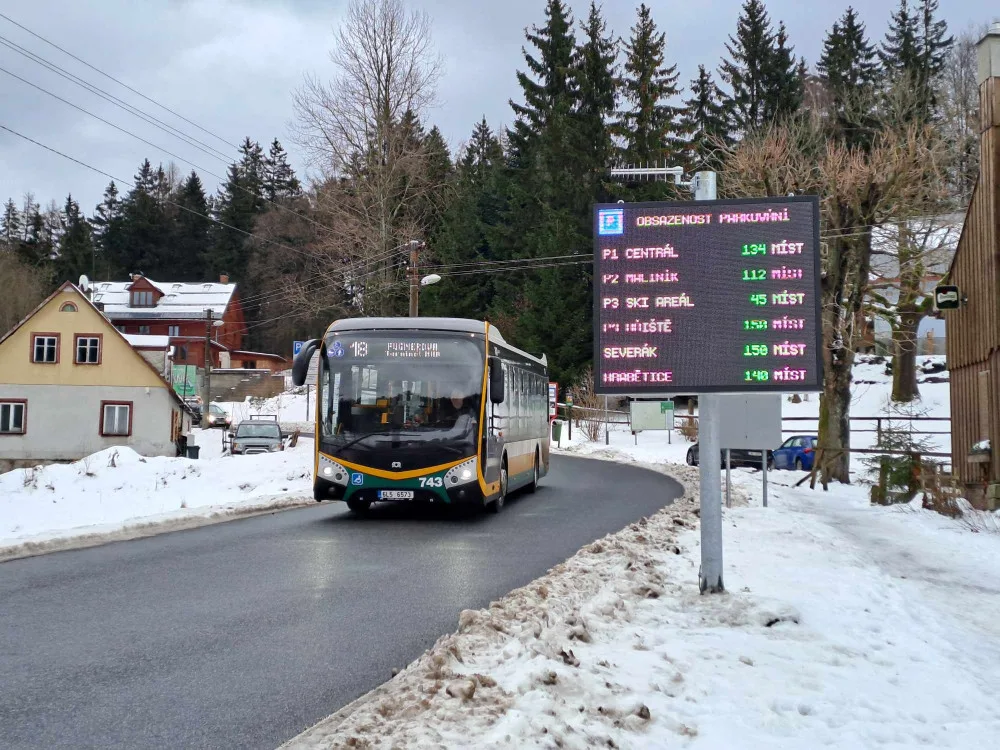 Nový informační tabule hlásí počty volných parkovacích stání v Bedřichově a Janově.