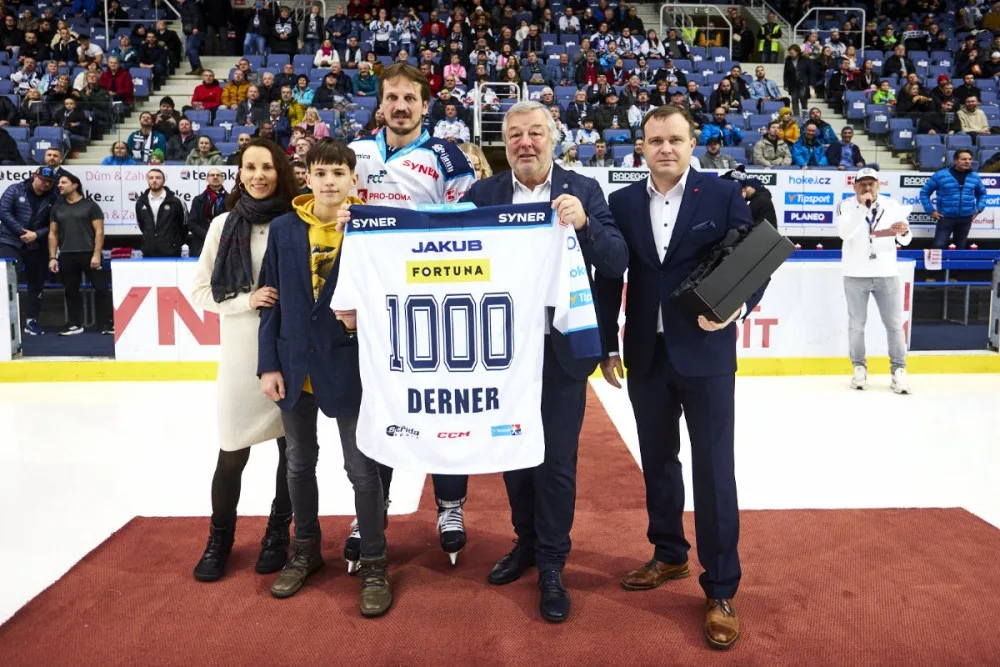 Maloval jsem si to jinak, řekl Derner po tisícím zápase. Kvůli zranění nedohrál
