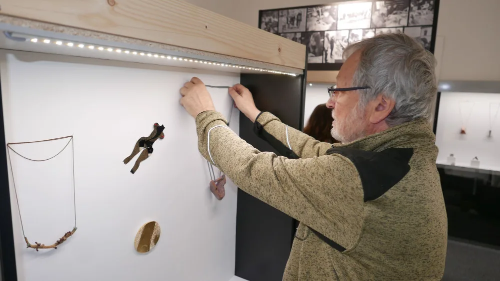 Instalace expozice turnovské šperkárny.