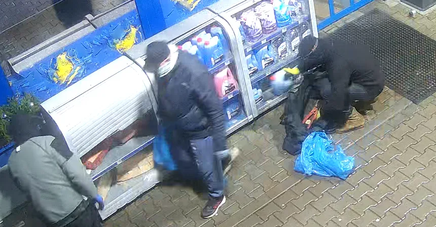 Trojice zlodějů při krádeži.