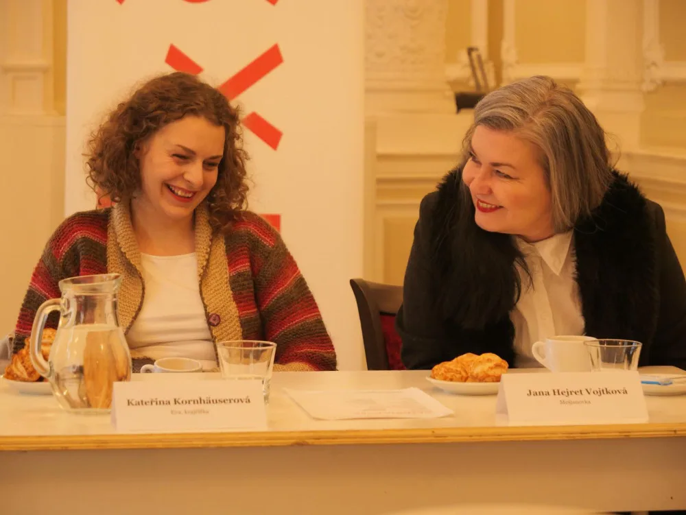 Kateřina Kornhäuserová a Jana Hejret Vojtková na konferenci k představní.