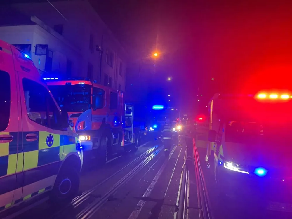 Při požáru baru se zranilo patnáct lidí. Policisté hledají muže s kanystrem