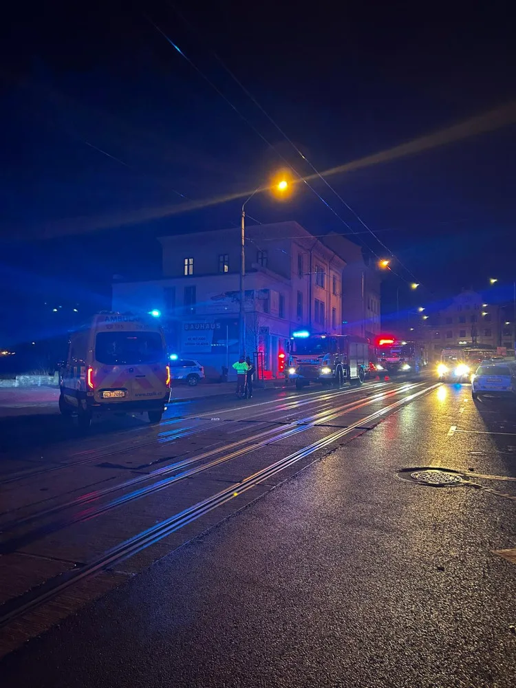 Při požáru baru se zranilo patnáct lidí. Policisté hledají muže s kanystrem