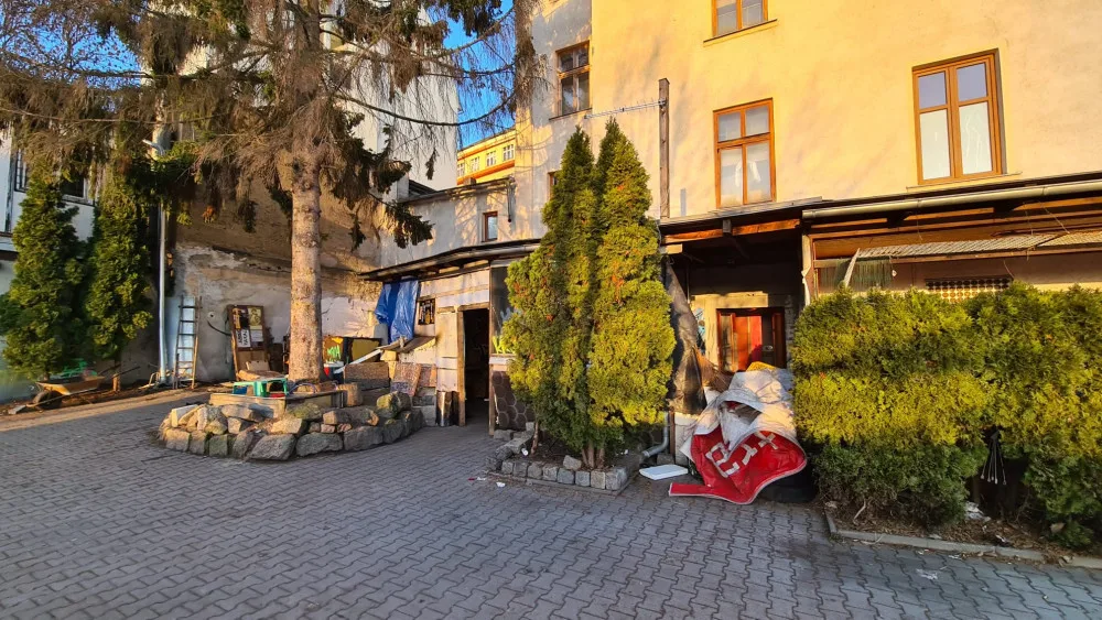 Při požáru baru se zranilo patnáct lidí. Policisté hledají muže s kanystrem