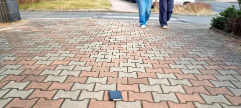 Deváťáci našli na ulici peněženku plnou peněz. Odevzdali ji na policii