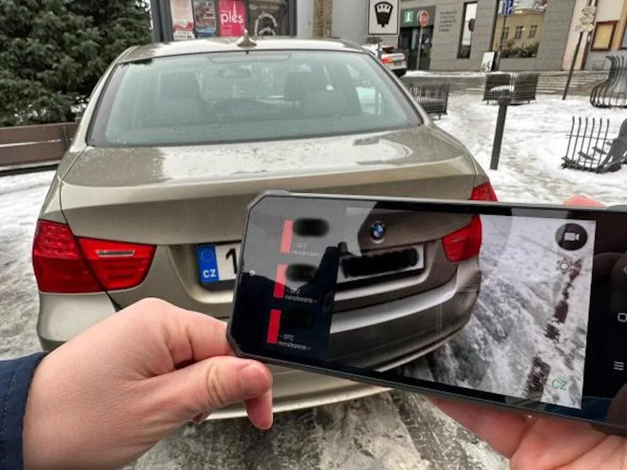 V Turnově funguje nový systém kontroly placení parkování. Při testu polovina řidičů neměla zaplaceno