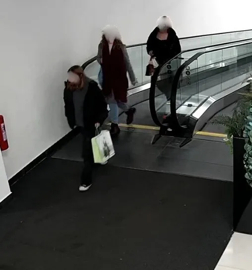 Někdo posprejoval zeď na parkovišti OC Forum. Policie zveřejnila fotky party mladých lidí