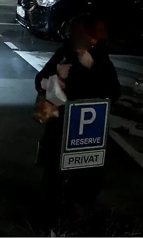 Někdo posprejoval zeď na parkovišti OC Forum. Policie zveřejnila fotky party mladých lidí