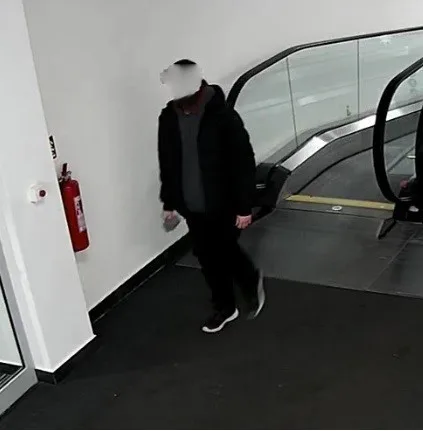 Někdo posprejoval zeď na parkovišti OC Forum. Policie zveřejnila fotky party mladých lidí