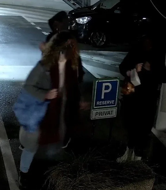 Někdo posprejoval zeď na parkovišti OC Forum. Policie zveřejnila fotky party mladých lidí