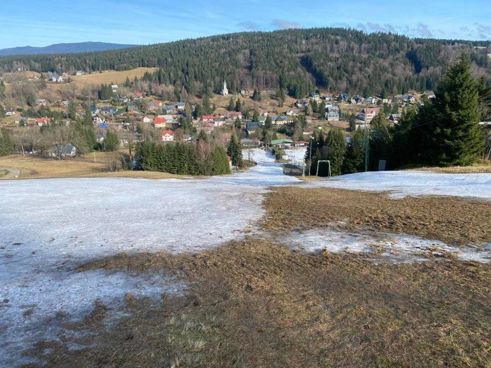 Skiareály v Libereckém kraji měly průměrný víkend, některé budou mimo provoz