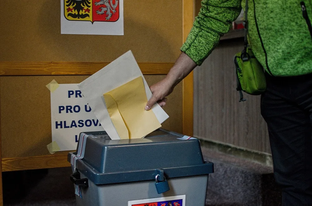 PRŮZKUM: Volby by vyhrálo hnutí ANO, Piráti by těsně předběhli ODS