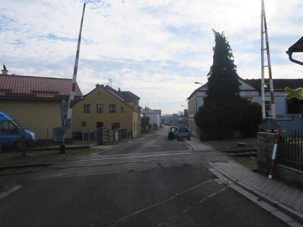 Nechtěl čekat na přejezdu? Řidič jel na červenou, přerazil závoru