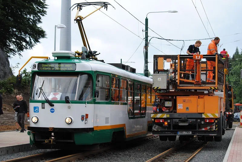 Na trati do Jablonce se stále pracuje. Tramvaje se vrátí v druhé polovině dubna