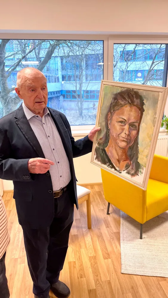 Malíř Jiří Sklenička Zderazský dnes slaví devadesátiny, v Liberci učí kreslení