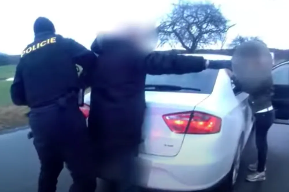 Dělej, ruce na kapotu! S pistolí vyloupil benzínku, policie muže zadržela