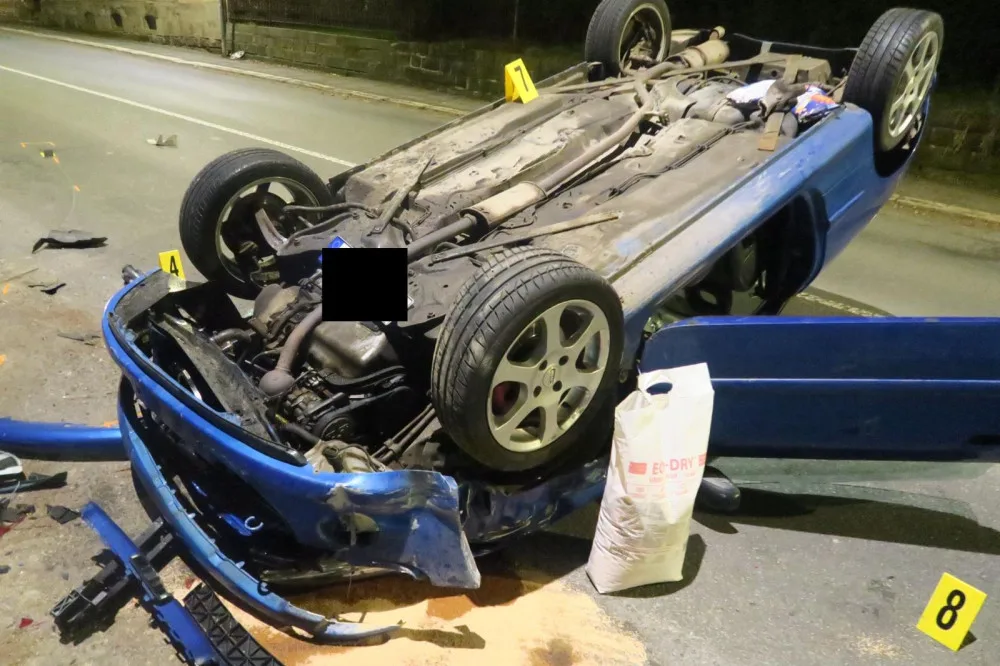 Mladý řidič zřejmě za volantem usnul, boural a auto otočil na střechu